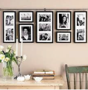 Colección de marcos de cuadros en blanco colgados en una pared.